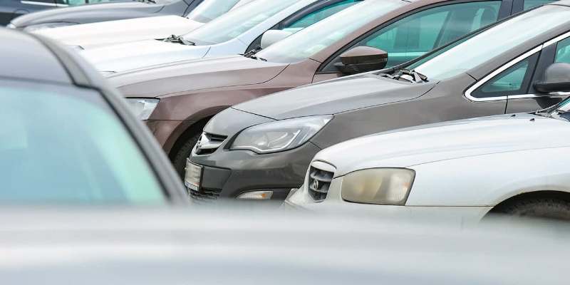 Жители стали вдвое больше покупать машино-мест у города