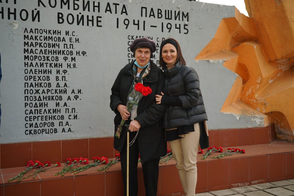 Москвичи отстояли забытый на стройке памятник героям ВОВ и возложили к нему цветы