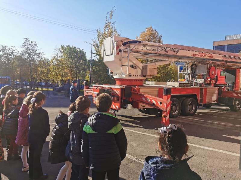 Сотрудники МЧС по ВАО провели для московских школьников экскурсию в 110 ПСЧ