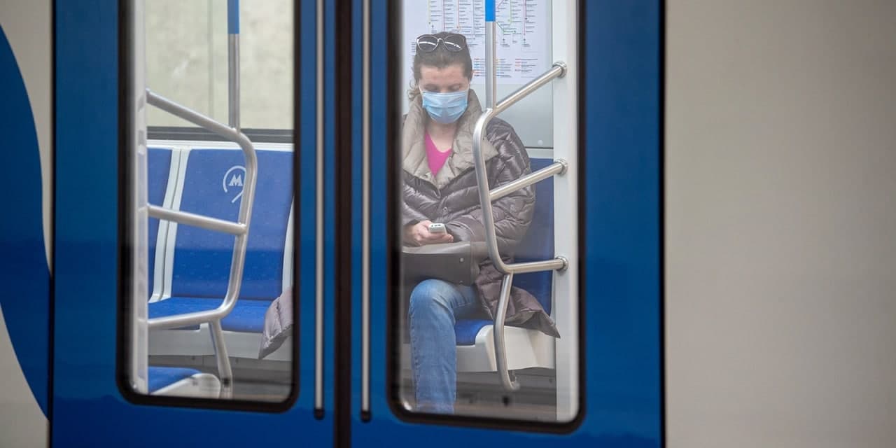 В Москве усилили контроль за ношением масок в метро и на транспорте